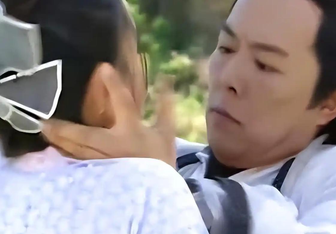 善恶终有报！放弃国籍、贬低中国，68岁瘫在轮椅的张铁林活成笑话_善恶终有报！放弃国籍、贬低中国，68岁瘫在轮椅的张铁林活成笑话_