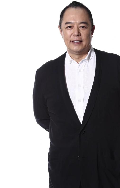 善恶终有报！放弃国籍、贬低中国，68岁瘫在轮椅的张铁林活成笑话_善恶终有报！放弃国籍、贬低中国，68岁瘫在轮椅的张铁林活成笑话_