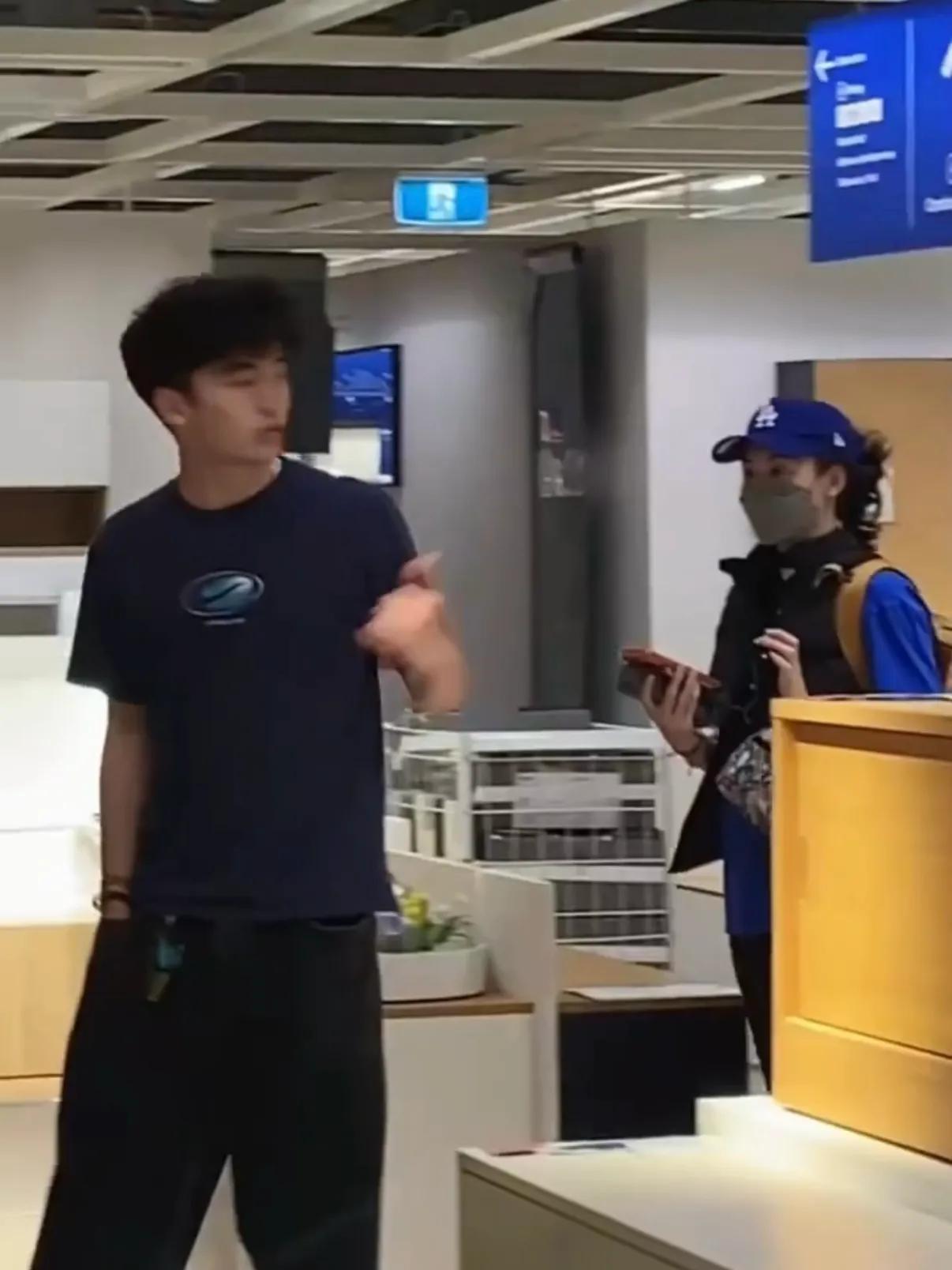 张柏芝和大儿子逛澳洲宜家，Lucas高大帅气，随性松弛很像谢霆锋__张柏芝和大儿子逛澳洲宜家，Lucas高大帅气，随性松弛很像谢霆锋