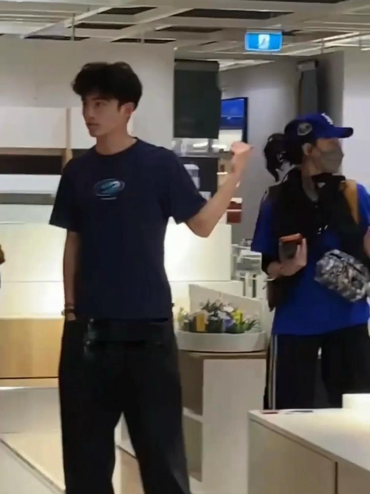 张柏芝和大儿子逛澳洲宜家，Lucas高大帅气，随性松弛很像谢霆锋_张柏芝和大儿子逛澳洲宜家，Lucas高大帅气，随性松弛很像谢霆锋_