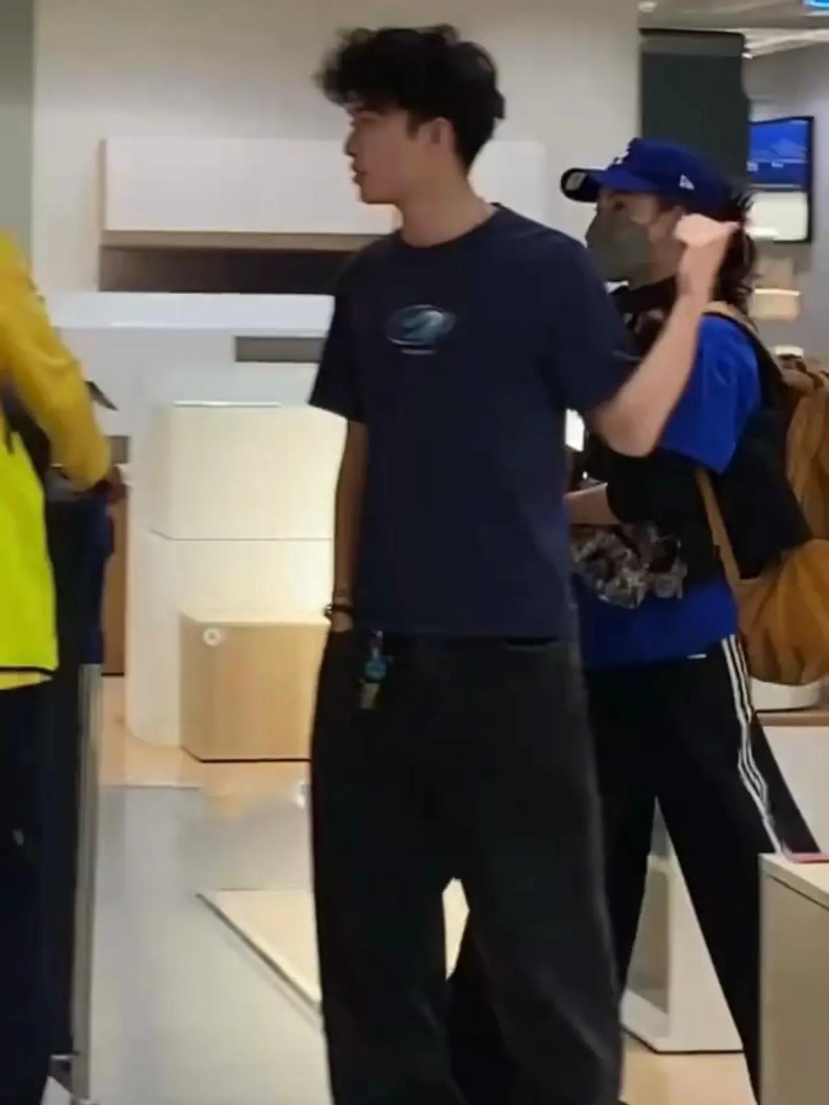 张柏芝和大儿子逛澳洲宜家，Lucas高大帅气，随性松弛很像谢霆锋__张柏芝和大儿子逛澳洲宜家，Lucas高大帅气，随性松弛很像谢霆锋