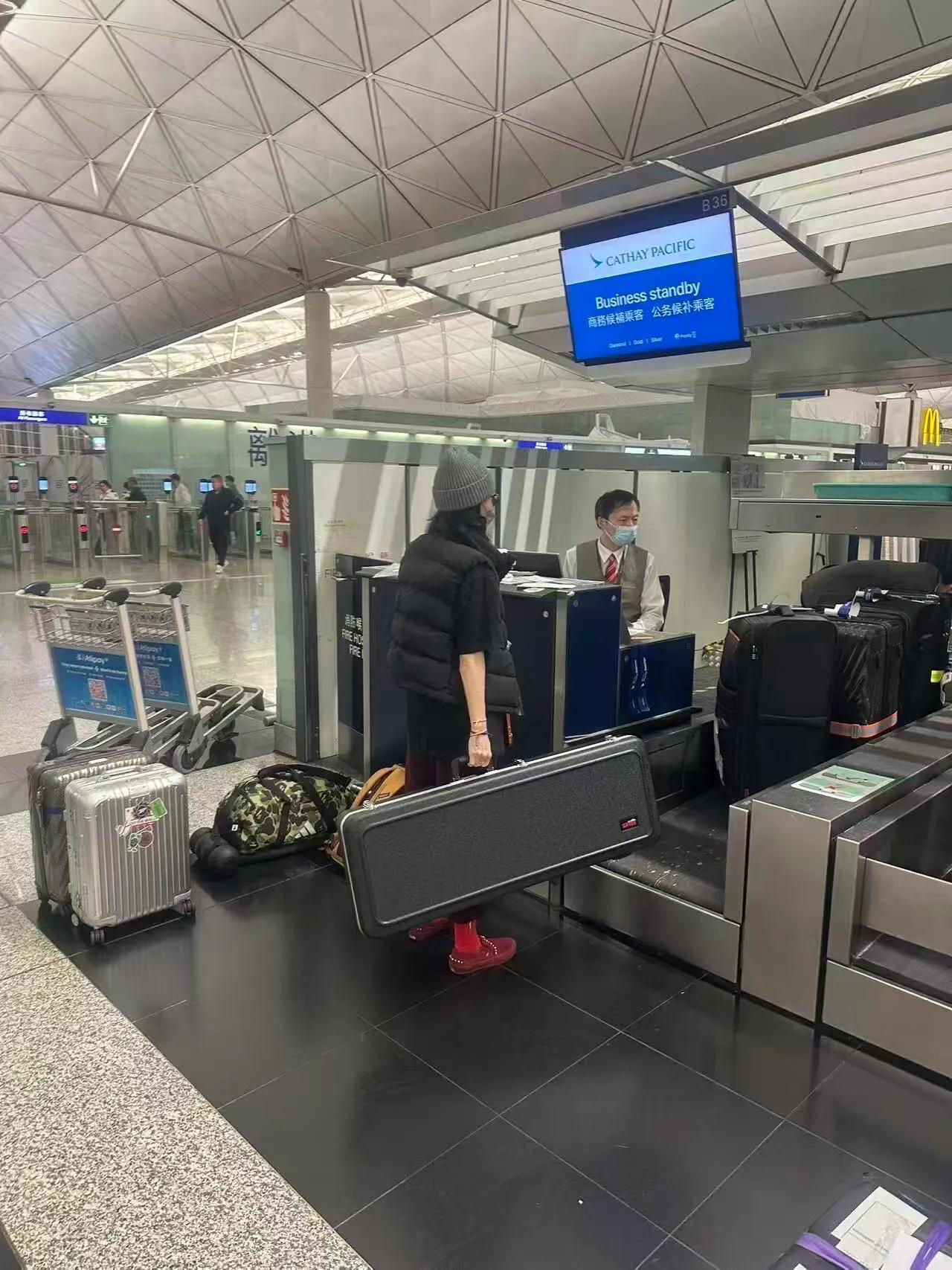 张柏芝和大儿子逛澳洲宜家，Lucas高大帅气，随性松弛很像谢霆锋__张柏芝和大儿子逛澳洲宜家，Lucas高大帅气，随性松弛很像谢霆锋