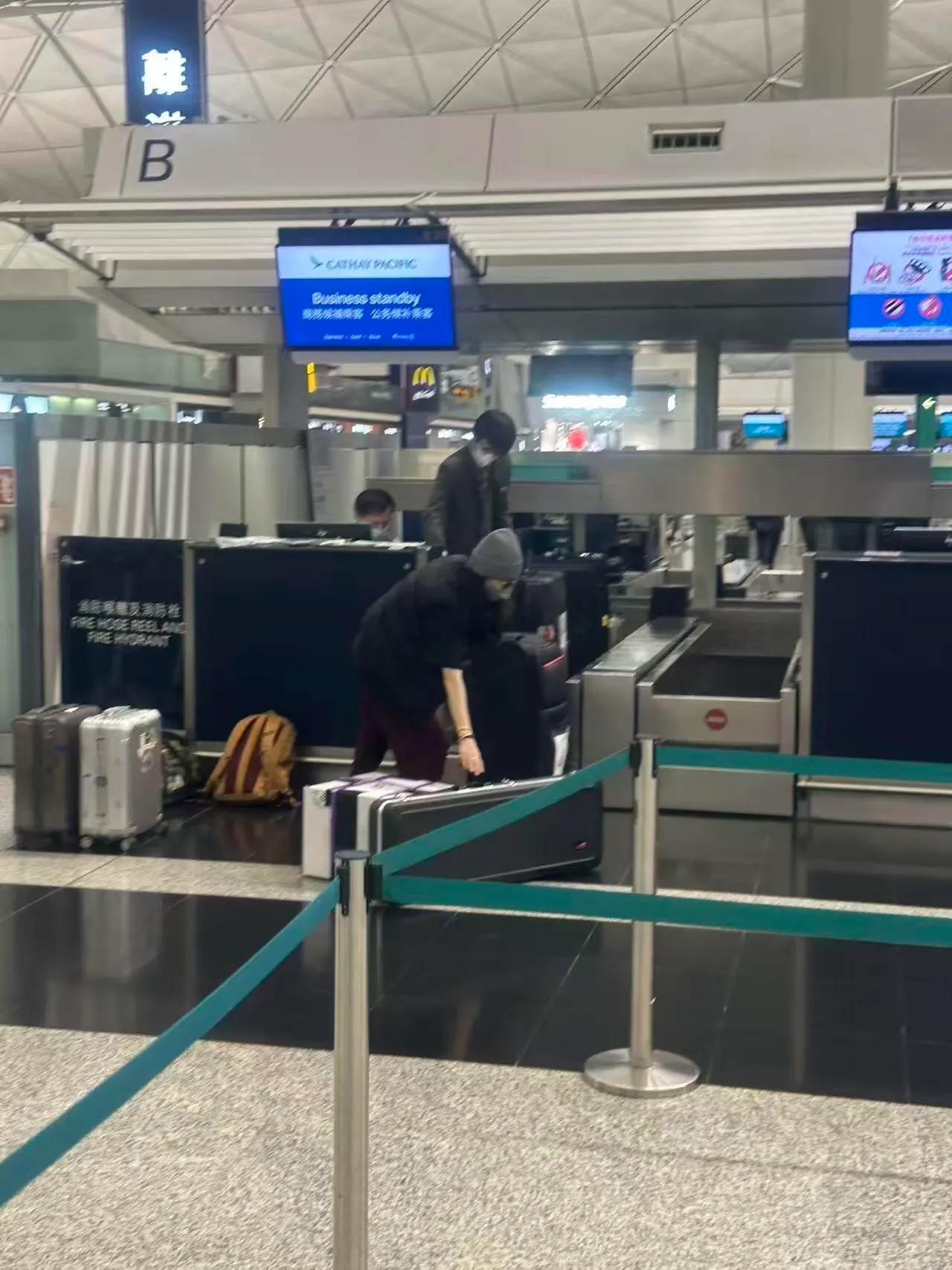 张柏芝和大儿子逛澳洲宜家，Lucas高大帅气，随性松弛很像谢霆锋_张柏芝和大儿子逛澳洲宜家，Lucas高大帅气，随性松弛很像谢霆锋_