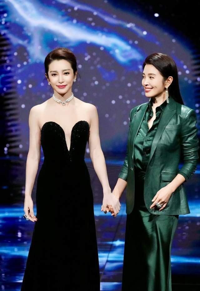 李冰冰和妹妹李雪走红毯，网友：越长越像，完全看不出来50多岁了