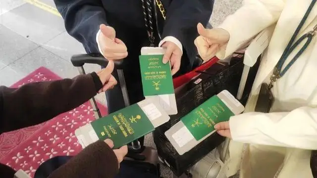 “战利品”超500斤！7名中东游客上海买满40多个行李箱