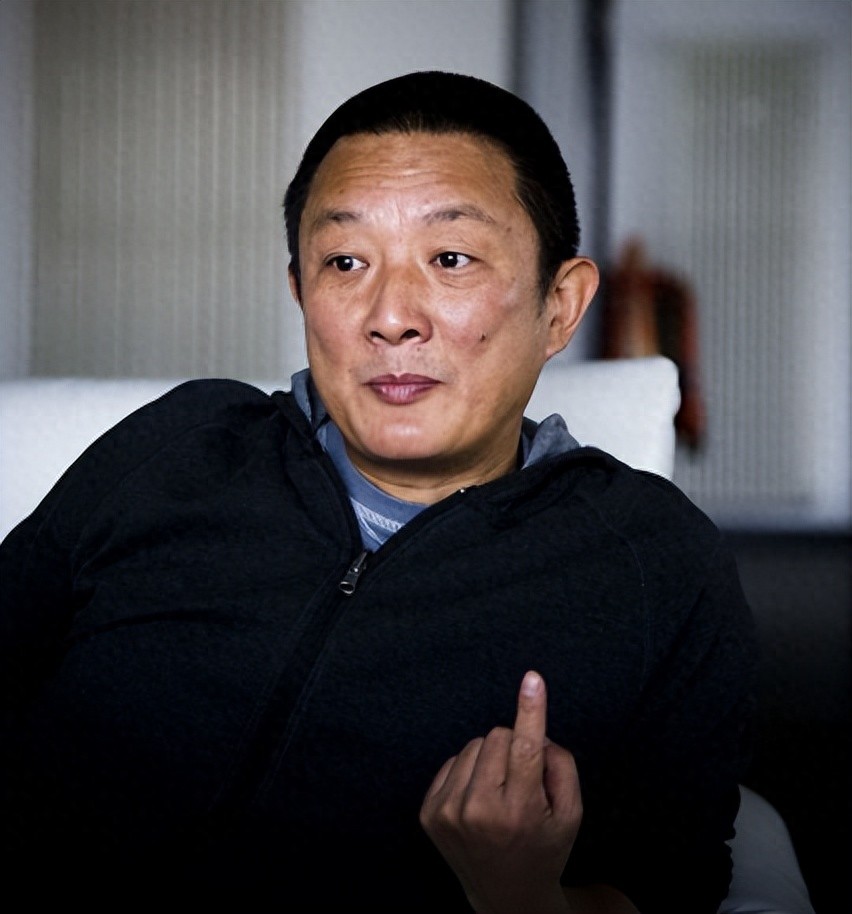 婚内出轨宋佳、让刘琳2次打胎，“风流导演”张黎现状如何？