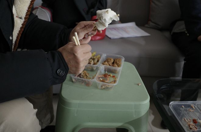 “霸总爹妈”在横店：等着上戏，寻个老伴_“霸总爹妈”在横店：等着上戏，寻个老伴_