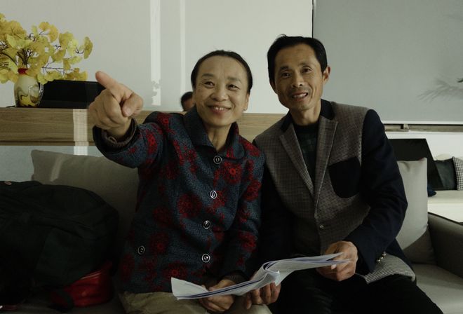 _“霸总爹妈”在横店：等着上戏，寻个老伴_“霸总爹妈”在横店：等着上戏，寻个老伴