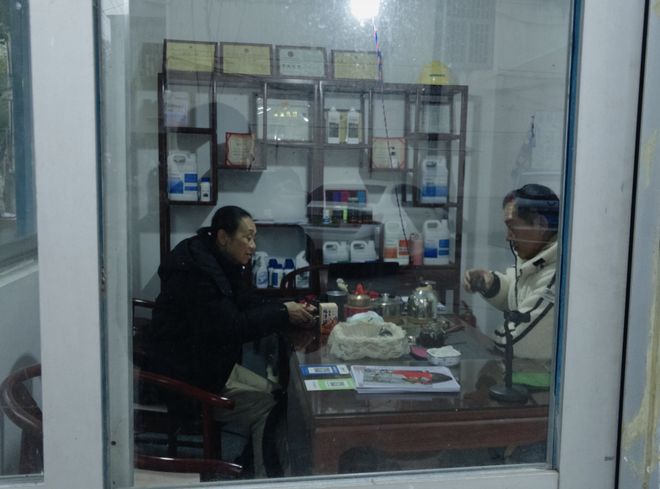 “霸总爹妈”在横店：等着上戏，寻个老伴_“霸总爹妈”在横店：等着上戏，寻个老伴_