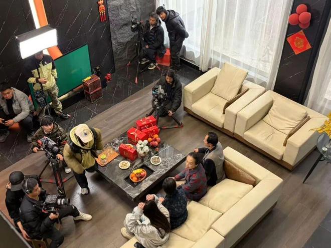 “霸总爹妈”在横店：等着上戏，寻个老伴__“霸总爹妈”在横店：等着上戏，寻个老伴