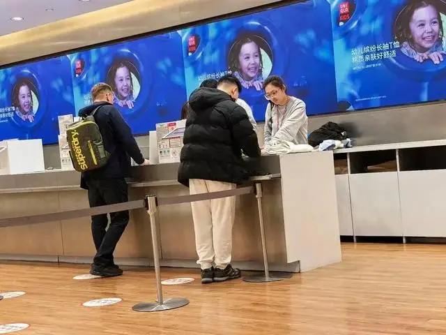 _“战利品”超500斤！7名中东游客上海买满40多个行李箱_“战利品”超500斤！7名中东游客上海买满40多个行李箱