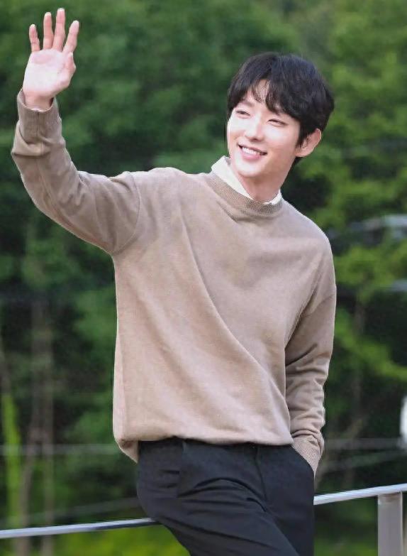 李准基不再隐瞒！坦言43岁不愿结婚真相，原来是为妹妹守身如玉