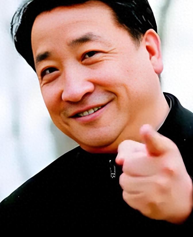 75岁姜昆：女儿46岁还没结婚，养子反倒成为骄傲，晚年很幸福