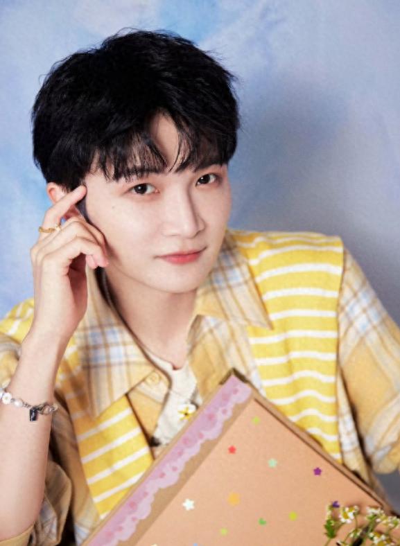 演都不演了？被央视点名仅5天，周深走上大衣哥老路，韩红没说谎