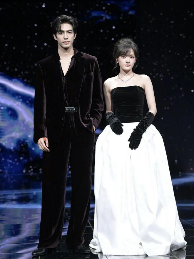 争抢C位，连环撞衫，粉丝撕逼，大喊退票，微博之夜还能更臭吗？__争抢C位，连环撞衫，粉丝撕逼，大喊退票，微博之夜还能更臭吗？