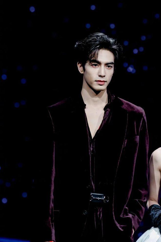 争抢C位，连环撞衫，粉丝撕逼，大喊退票，微博之夜还能更臭吗？__争抢C位，连环撞衫，粉丝撕逼，大喊退票，微博之夜还能更臭吗？