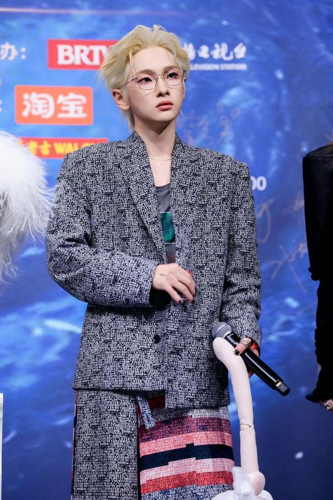 争抢C位，连环撞衫，粉丝撕逼，大喊退票，微博之夜还能更臭吗？_争抢C位，连环撞衫，粉丝撕逼，大喊退票，微博之夜还能更臭吗？_