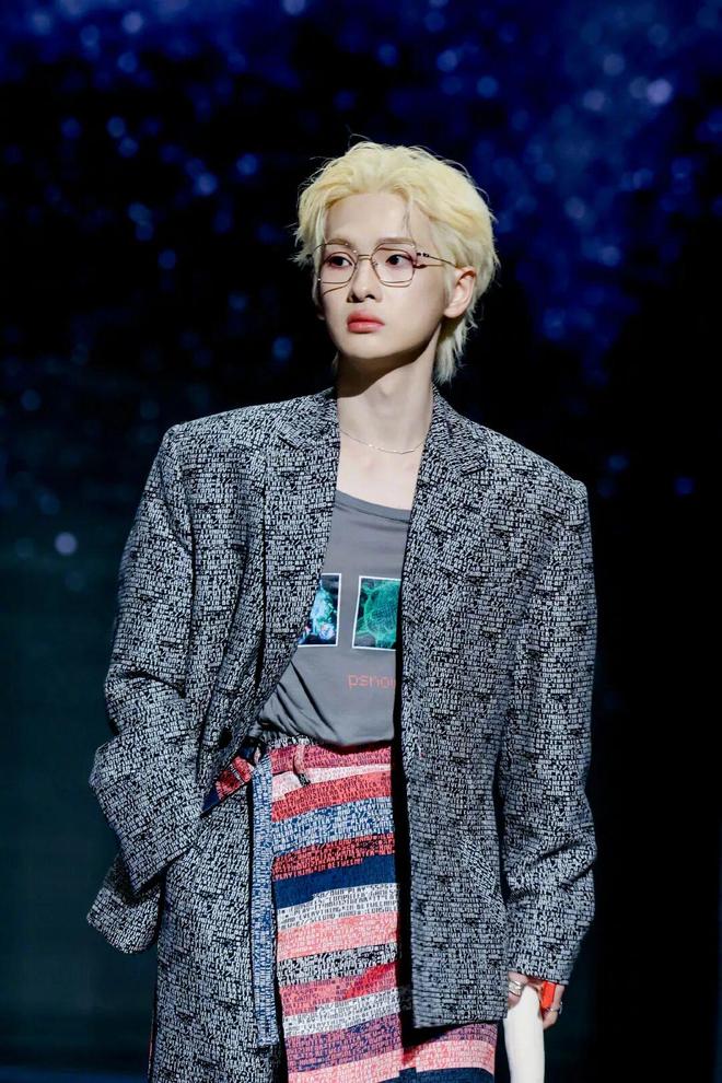 争抢C位，连环撞衫，粉丝撕逼，大喊退票，微博之夜还能更臭吗？__争抢C位，连环撞衫，粉丝撕逼，大喊退票，微博之夜还能更臭吗？