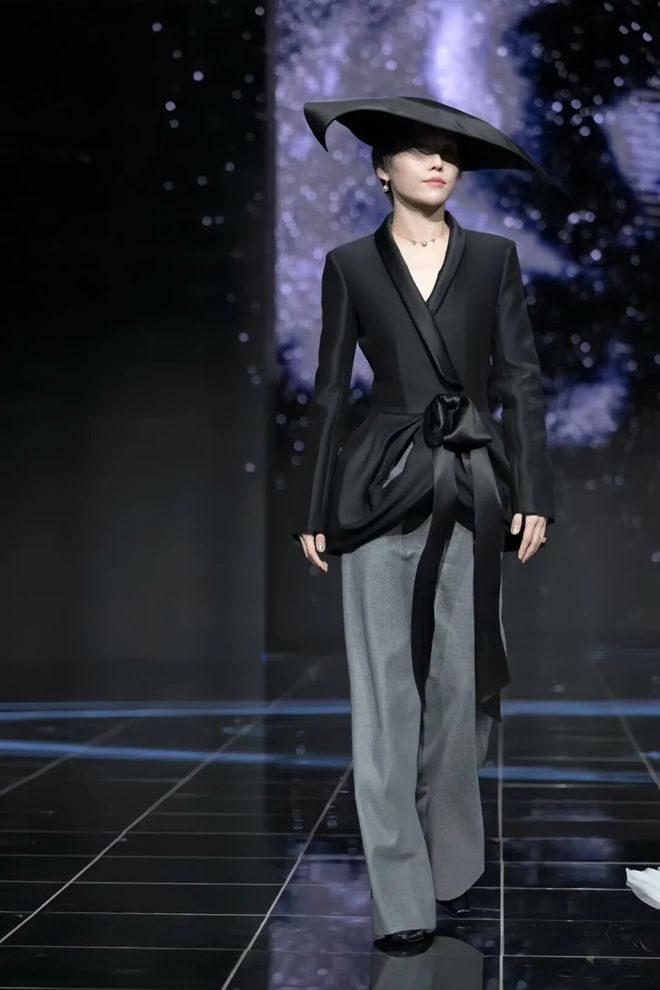 争抢C位，连环撞衫，粉丝撕逼，大喊退票，微博之夜还能更臭吗？_争抢C位，连环撞衫，粉丝撕逼，大喊退票，微博之夜还能更臭吗？_