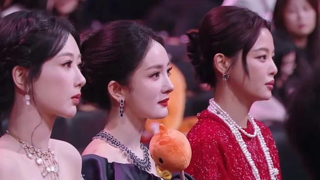 争抢C位，连环撞衫，粉丝撕逼，大喊退票，微博之夜还能更臭吗？_争抢C位，连环撞衫，粉丝撕逼，大喊退票，微博之夜还能更臭吗？_