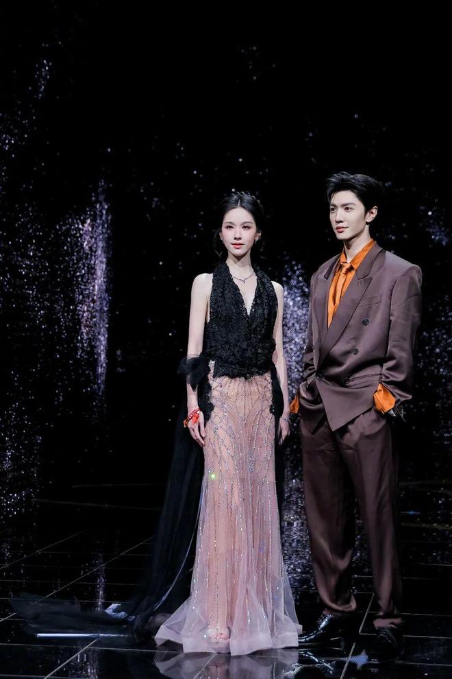 争抢C位，连环撞衫，粉丝撕逼，大喊退票，微博之夜还能更臭吗？_争抢C位，连环撞衫，粉丝撕逼，大喊退票，微博之夜还能更臭吗？_