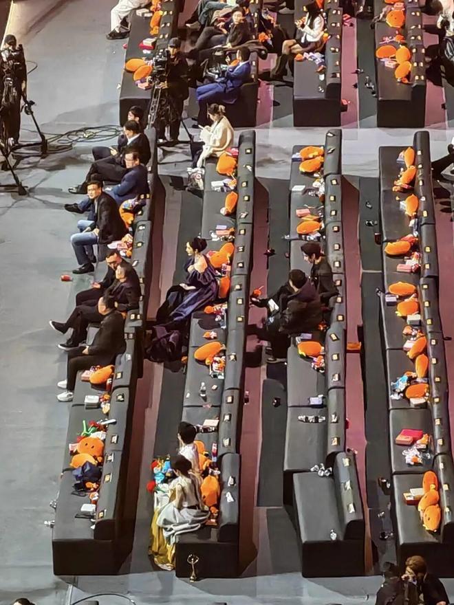 争抢C位，连环撞衫，粉丝撕逼，大喊退票，微博之夜还能更臭吗？_争抢C位，连环撞衫，粉丝撕逼，大喊退票，微博之夜还能更臭吗？_