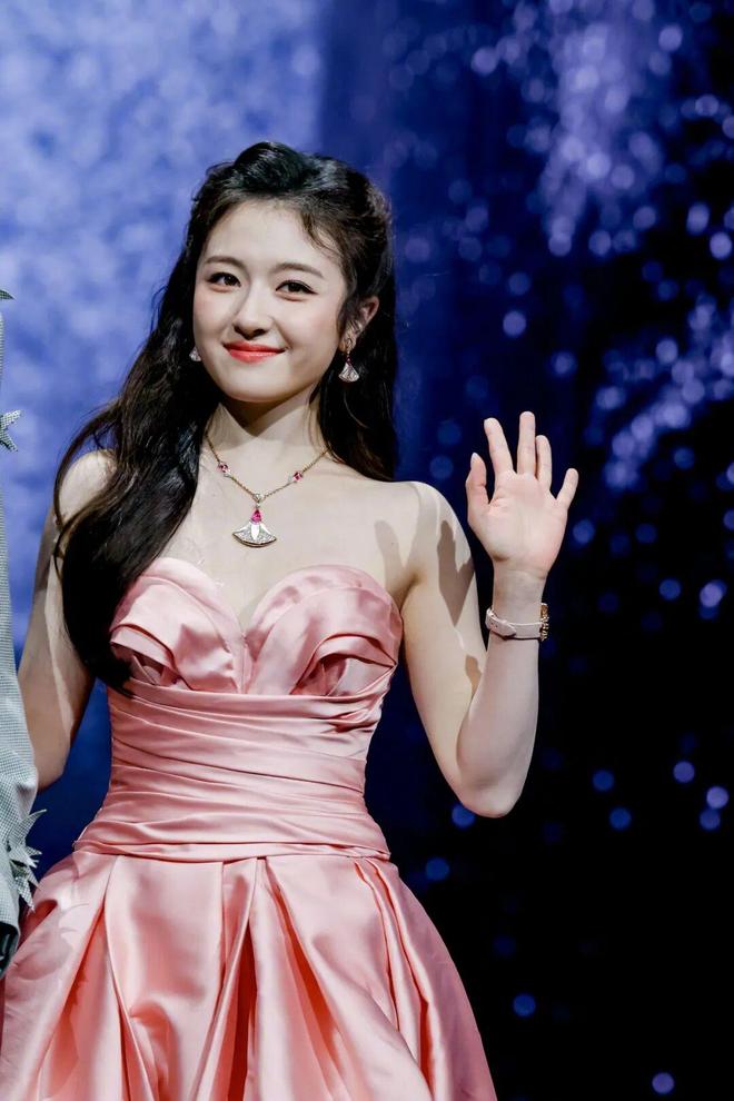 争抢C位，连环撞衫，粉丝撕逼，大喊退票，微博之夜还能更臭吗？__争抢C位，连环撞衫，粉丝撕逼，大喊退票，微博之夜还能更臭吗？