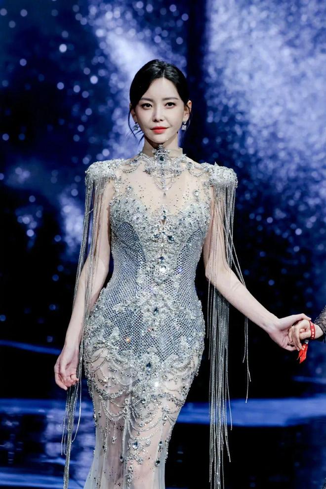 争抢C位，连环撞衫，粉丝撕逼，大喊退票，微博之夜还能更臭吗？__争抢C位，连环撞衫，粉丝撕逼，大喊退票，微博之夜还能更臭吗？