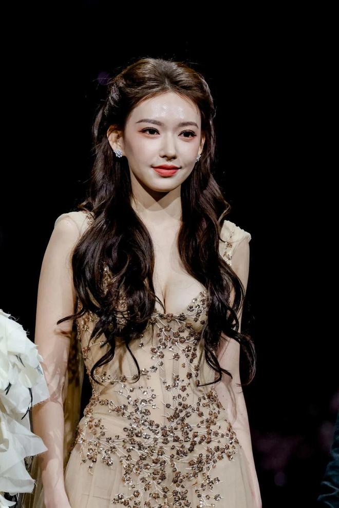 争抢C位，连环撞衫，粉丝撕逼，大喊退票，微博之夜还能更臭吗？__争抢C位，连环撞衫，粉丝撕逼，大喊退票，微博之夜还能更臭吗？