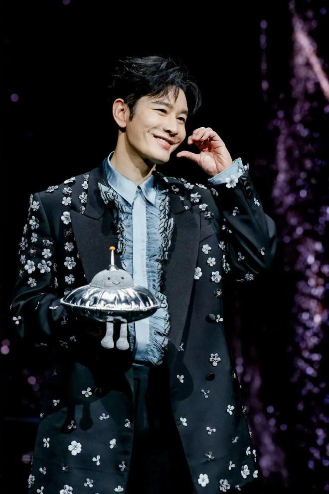 争抢C位，连环撞衫，粉丝撕逼，大喊退票，微博之夜还能更臭吗？_争抢C位，连环撞衫，粉丝撕逼，大喊退票，微博之夜还能更臭吗？_