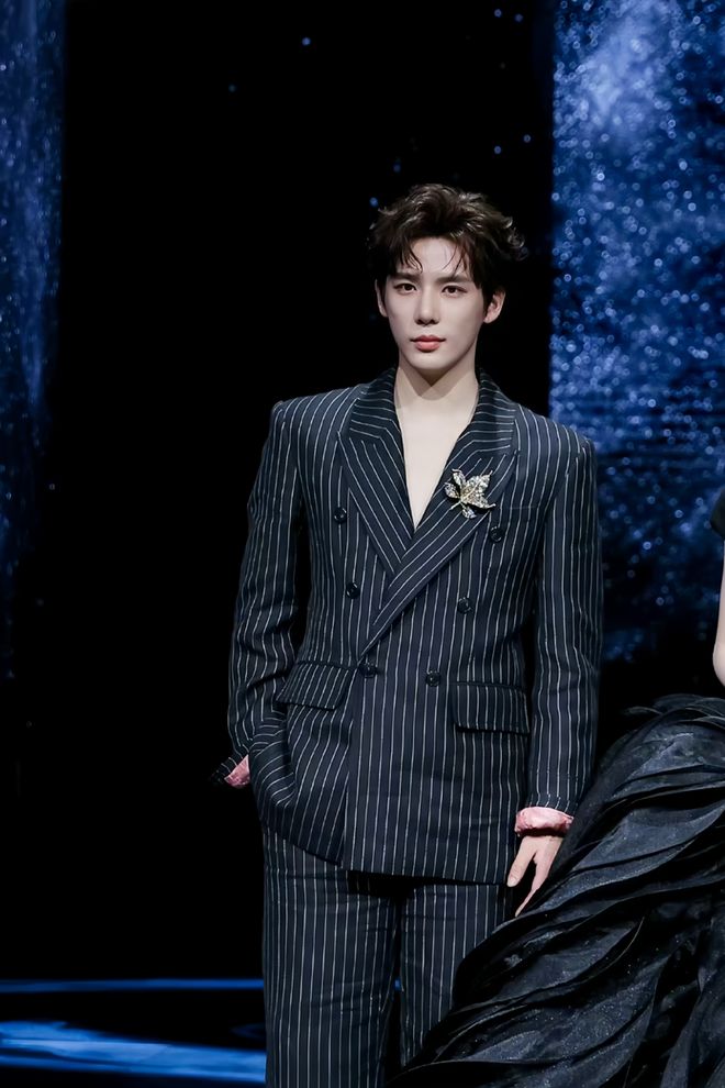 争抢C位，连环撞衫，粉丝撕逼，大喊退票，微博之夜还能更臭吗？__争抢C位，连环撞衫，粉丝撕逼，大喊退票，微博之夜还能更臭吗？