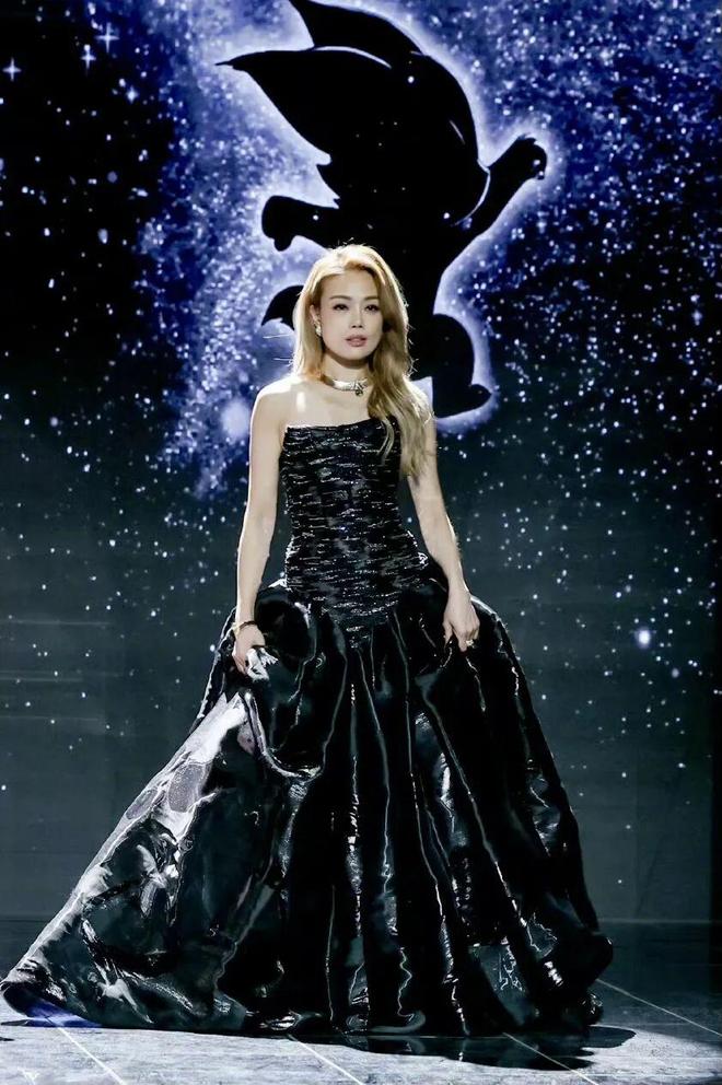 争抢C位，连环撞衫，粉丝撕逼，大喊退票，微博之夜还能更臭吗？_争抢C位，连环撞衫，粉丝撕逼，大喊退票，微博之夜还能更臭吗？_