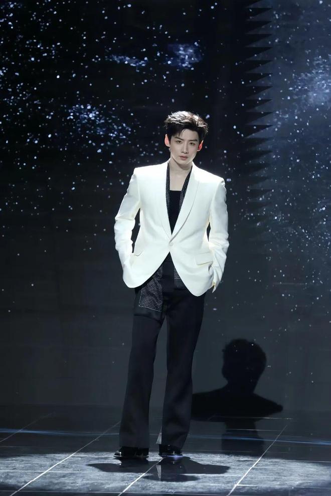 争抢C位，连环撞衫，粉丝撕逼，大喊退票，微博之夜还能更臭吗？_争抢C位，连环撞衫，粉丝撕逼，大喊退票，微博之夜还能更臭吗？_