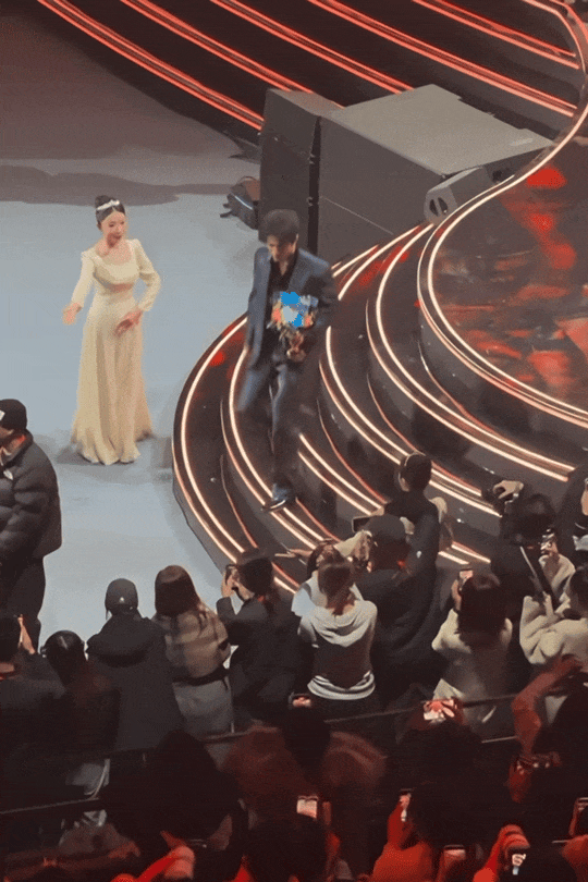 _争抢C位，连环撞衫，粉丝撕逼，大喊退票，微博之夜还能更臭吗？_争抢C位，连环撞衫，粉丝撕逼，大喊退票，微博之夜还能更臭吗？