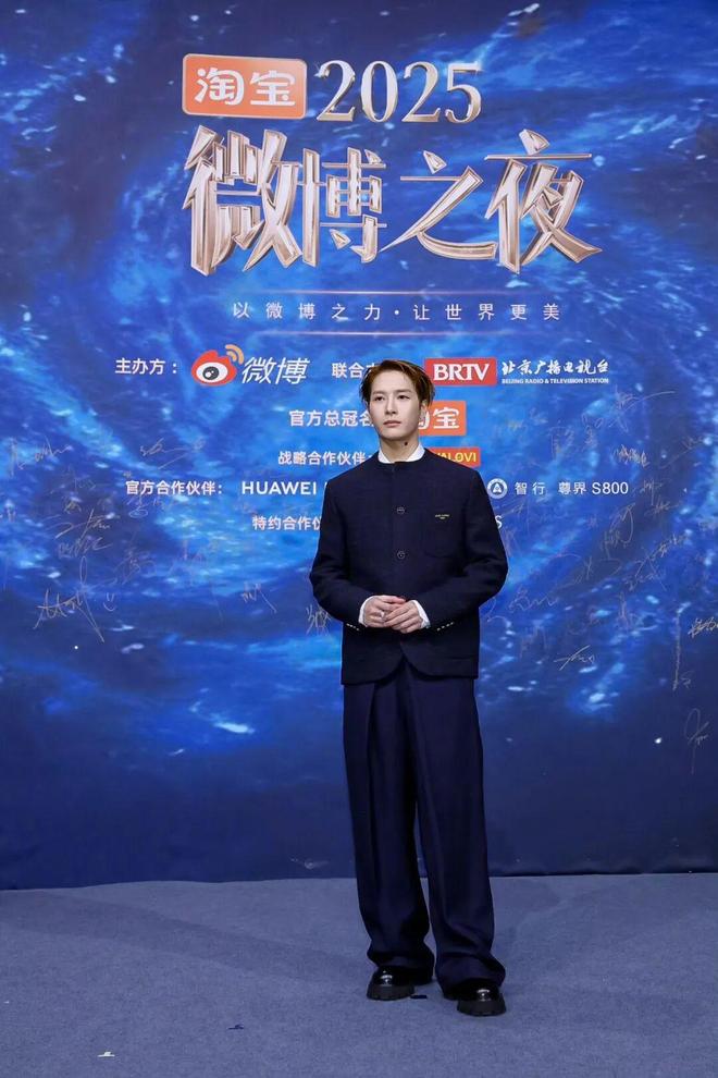 争抢C位，连环撞衫，粉丝撕逼，大喊退票，微博之夜还能更臭吗？__争抢C位，连环撞衫，粉丝撕逼，大喊退票，微博之夜还能更臭吗？