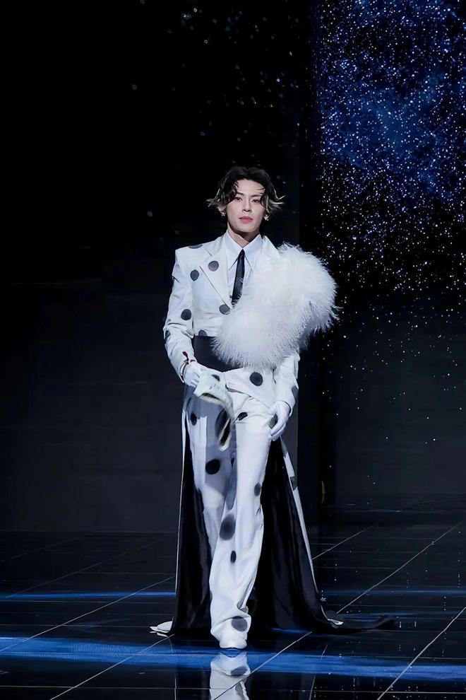 争抢C位，连环撞衫，粉丝撕逼，大喊退票，微博之夜还能更臭吗？_争抢C位，连环撞衫，粉丝撕逼，大喊退票，微博之夜还能更臭吗？_