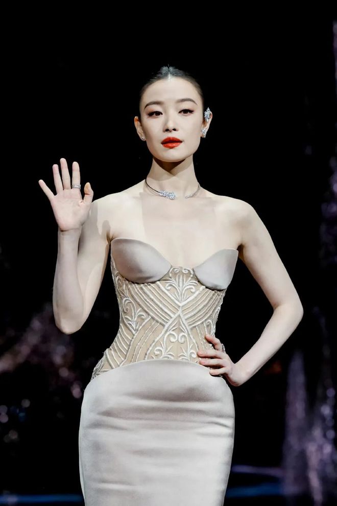 争抢C位，连环撞衫，粉丝撕逼，大喊退票，微博之夜还能更臭吗？_争抢C位，连环撞衫，粉丝撕逼，大喊退票，微博之夜还能更臭吗？_