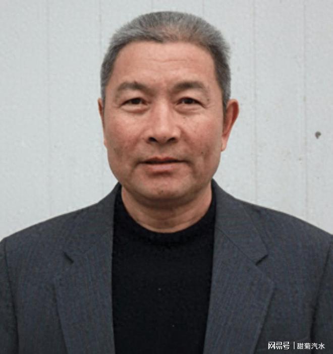 他是国家一级演员，拍戏赚的钱都上交妻子，帅气儿子是他的心病