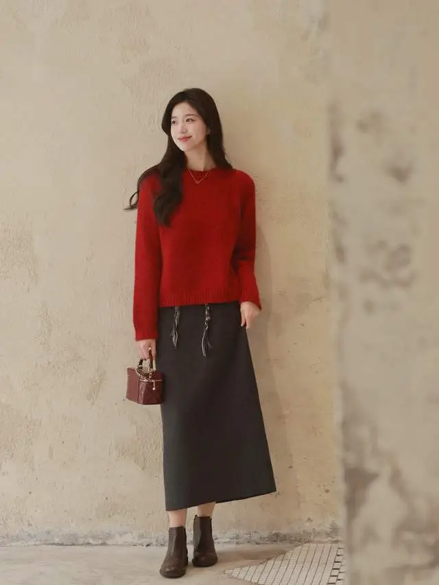 春季“红色”毛衣最受欢迎，搭配裙子与裤子，显气质又高级洋气