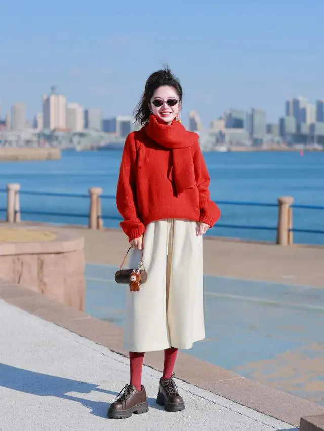 穿红色毛衣配什么裤子__配红色毛衣的外套