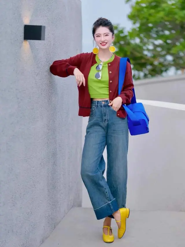 穿红色毛衣配什么裤子__配红色毛衣的外套