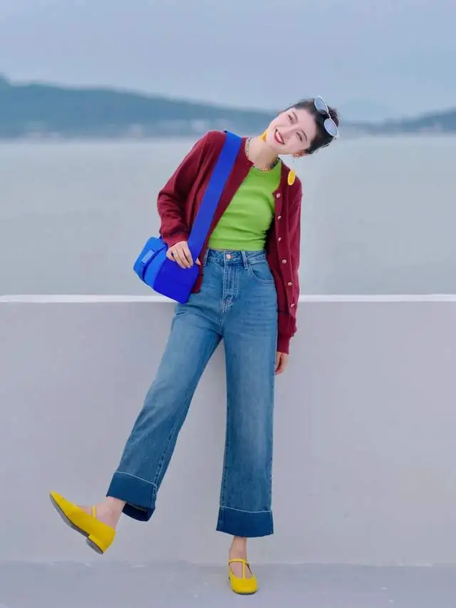 配红色毛衣的外套_穿红色毛衣配什么裤子_