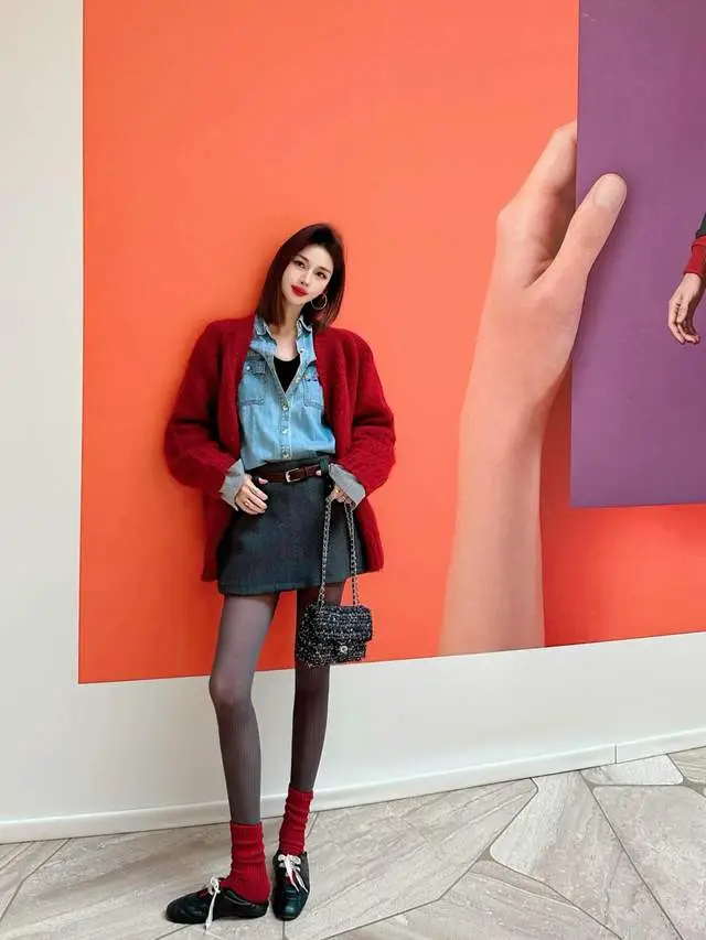 _穿红色毛衣配什么裤子_配红色毛衣的外套