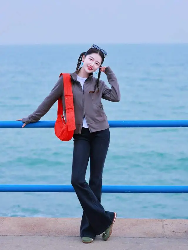 配红色毛衣的外套__穿红色毛衣配什么裤子