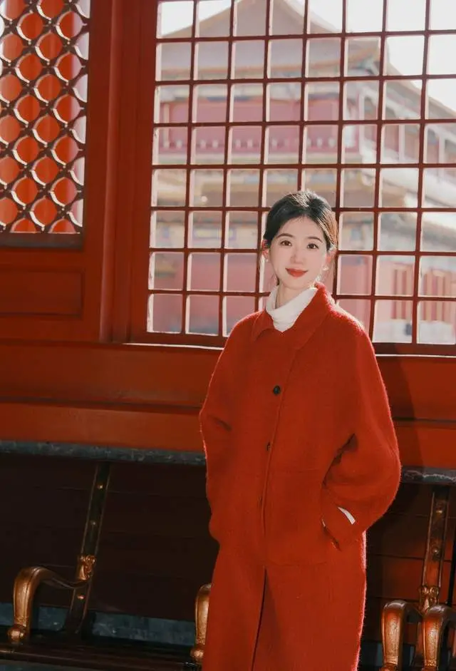 配红色毛衣的外套__穿红色毛衣配什么裤子