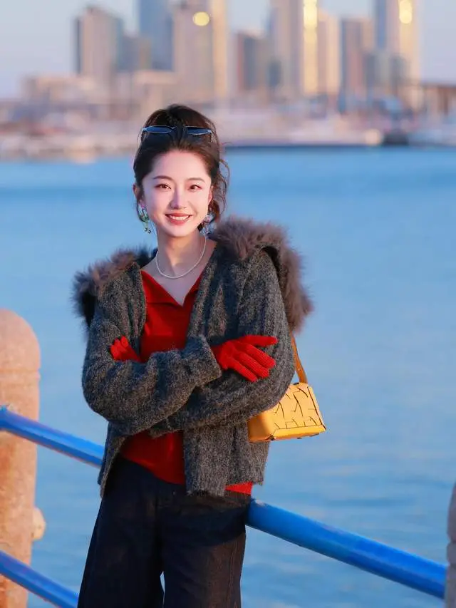 穿红色毛衣配什么裤子_配红色毛衣的外套_