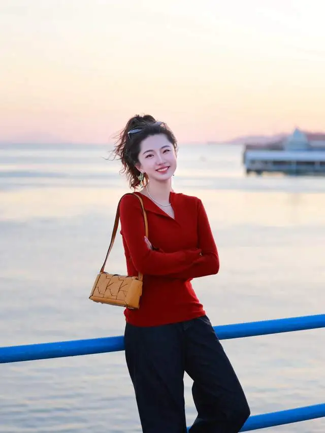 穿红色毛衣配什么裤子__配红色毛衣的外套