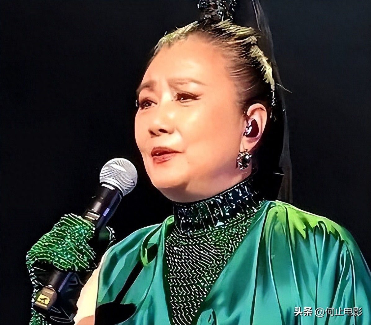 78岁连路都走不稳还开演唱会的汪明荃，究竟是回馈粉丝还是捞金？