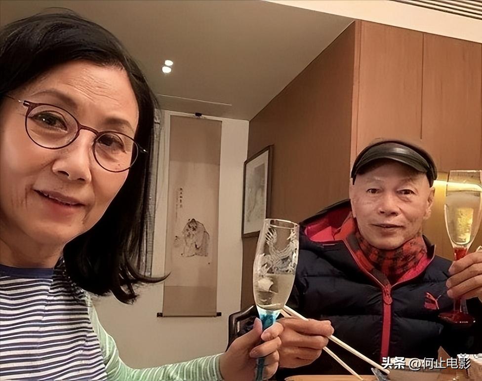 78岁连路都走不稳还开演唱会的汪明荃，究竟是回馈粉丝还是捞金？_78岁连路都走不稳还开演唱会的汪明荃，究竟是回馈粉丝还是捞金？_