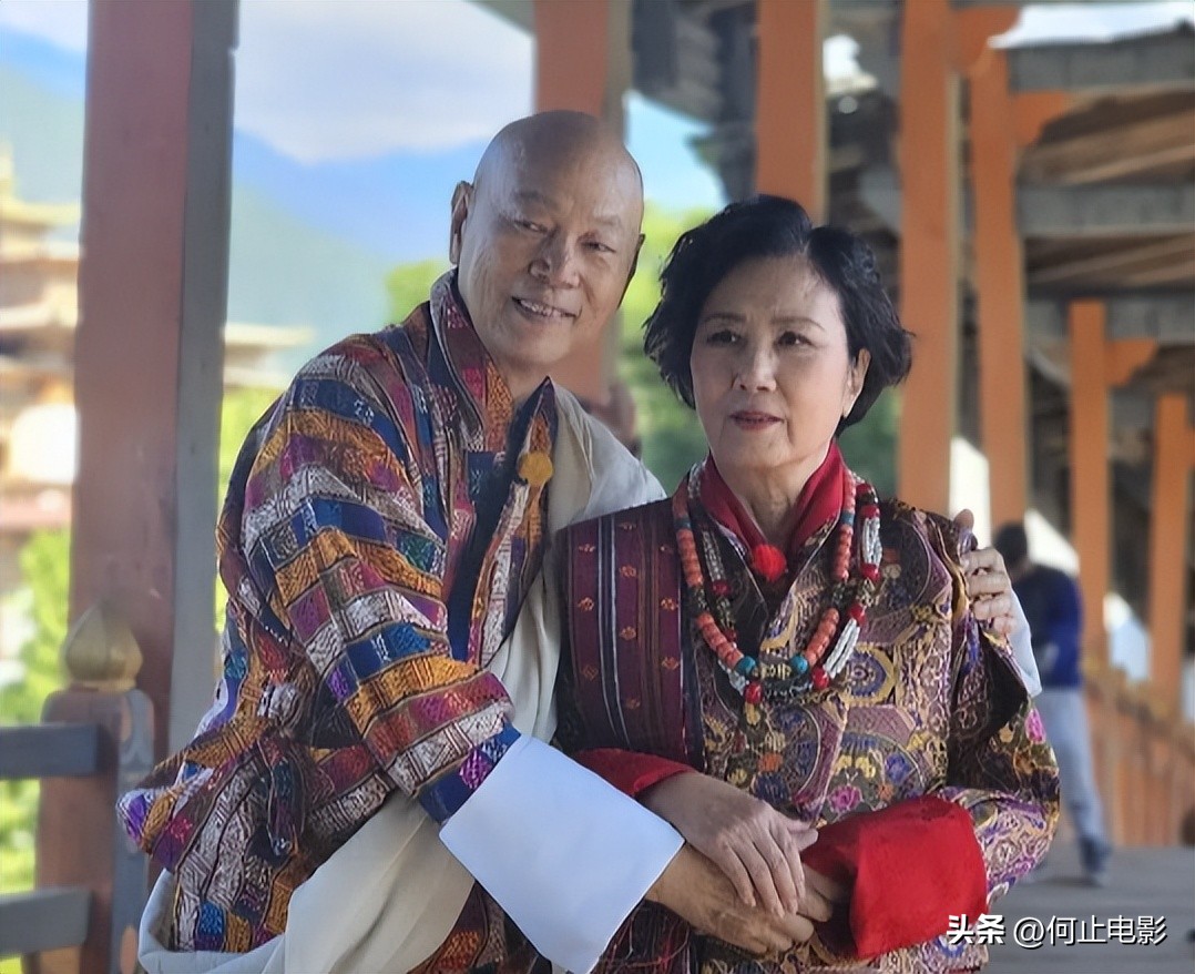 78岁连路都走不稳还开演唱会的汪明荃，究竟是回馈粉丝还是捞金？_78岁连路都走不稳还开演唱会的汪明荃，究竟是回馈粉丝还是捞金？_